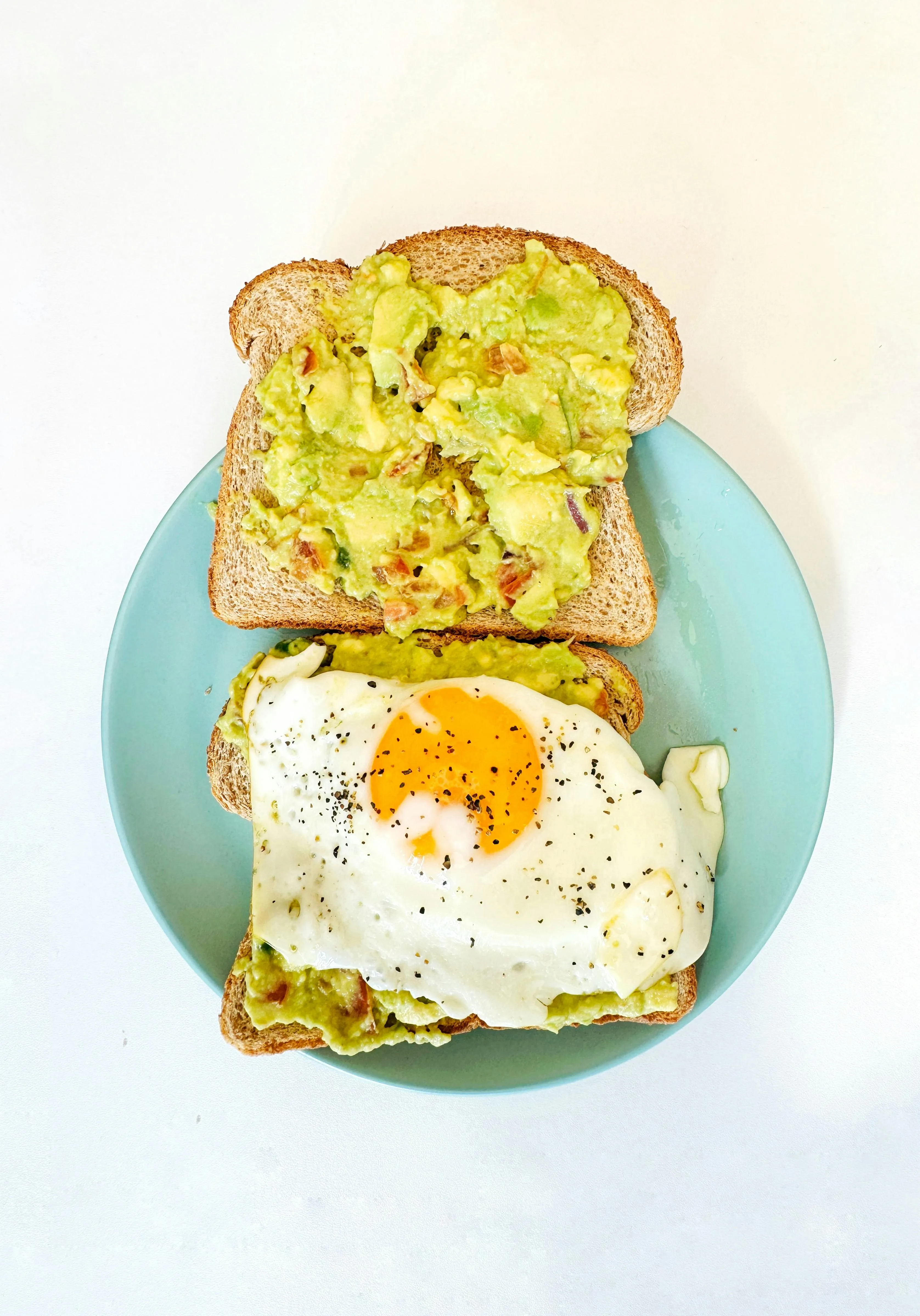 Tosta de abacate com ovo estrelado